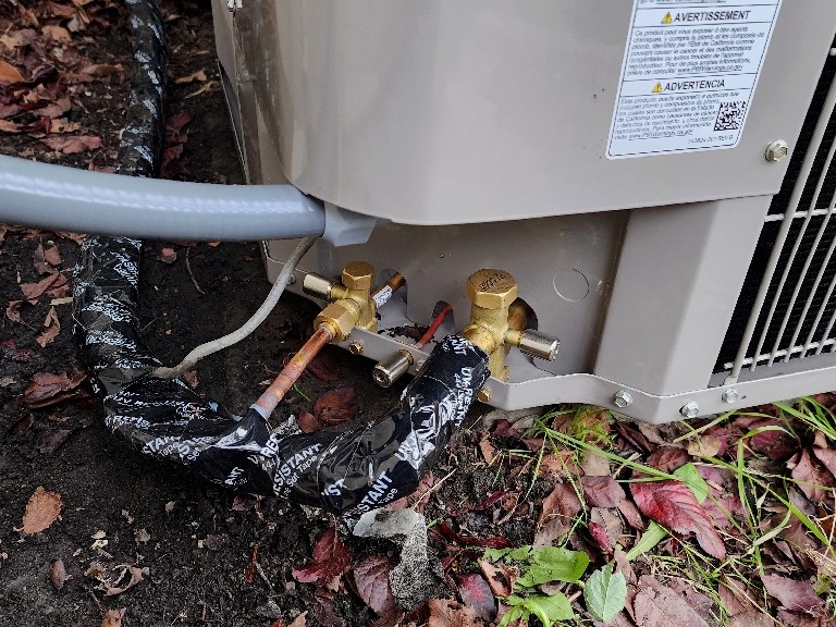 Bryant outdoor heat pump 214DNA036 installed by Nur HVAC