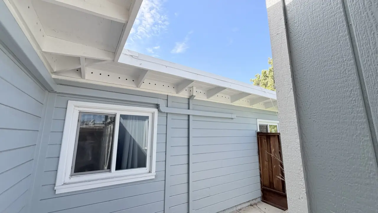 Line set path along eaves for wall-mount heat pump units in San Mateo home